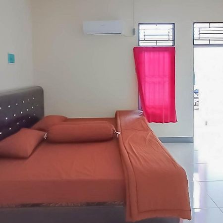 Homestay Verisha Mitra Reddoorz Singkawang Exterior photo