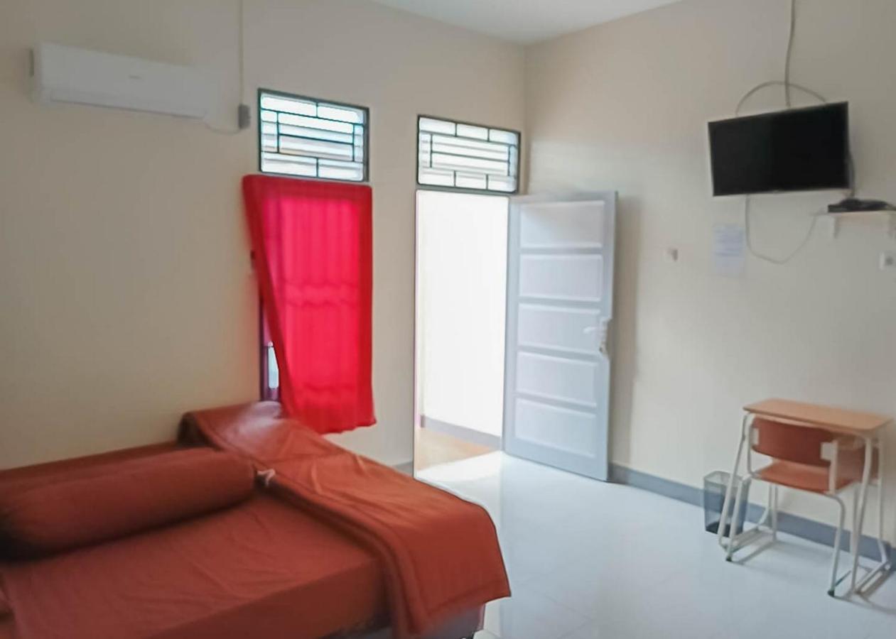 Homestay Verisha Mitra Reddoorz Singkawang Exterior photo