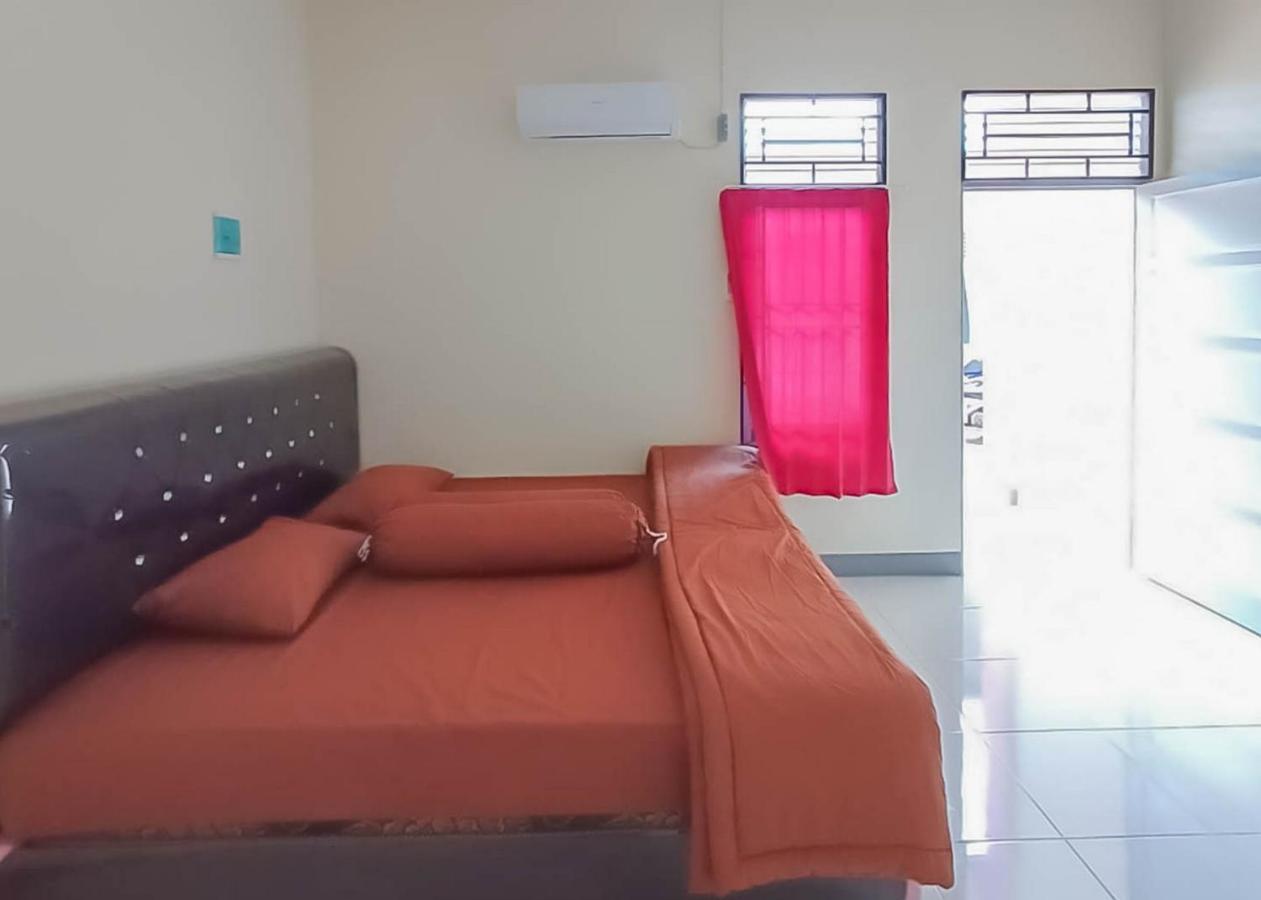 Homestay Verisha Mitra Reddoorz Singkawang Exterior photo